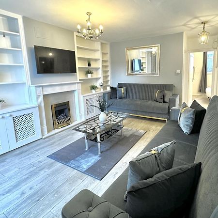 Newly Renovated Kensington 2 Bedroom Apartment With Balcony Near Harrods Sleeps 6, 2 Min Walk From Station London Exteriör bild