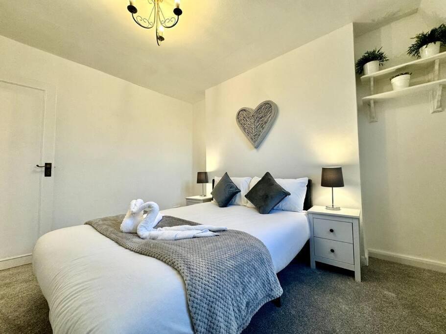 Newly Renovated Kensington 2 Bedroom Apartment With Balcony Near Harrods Sleeps 6, 2 Min Walk From Station London Exteriör bild