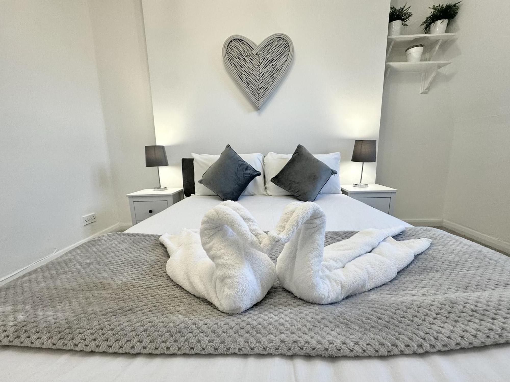 Newly Renovated Kensington 2 Bedroom Apartment With Balcony Near Harrods Sleeps 6, 2 Min Walk From Station London Exteriör bild