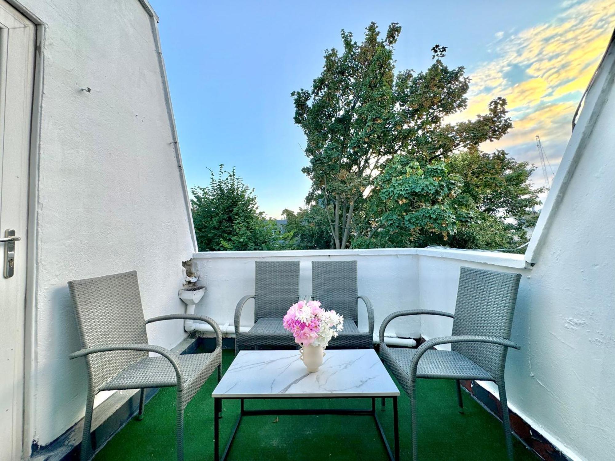 Newly Renovated Kensington 2 Bedroom Apartment With Balcony Near Harrods Sleeps 6, 2 Min Walk From Station London Exteriör bild