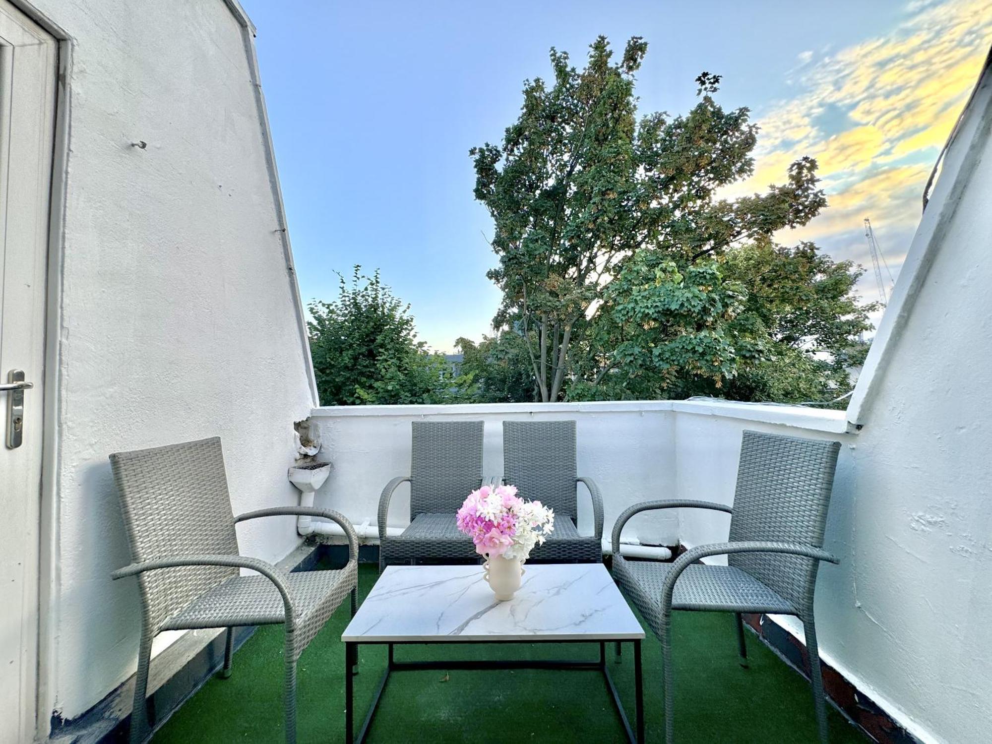 Newly Renovated Kensington 2 Bedroom Apartment With Balcony Near Harrods Sleeps 6, 2 Min Walk From Station London Exteriör bild