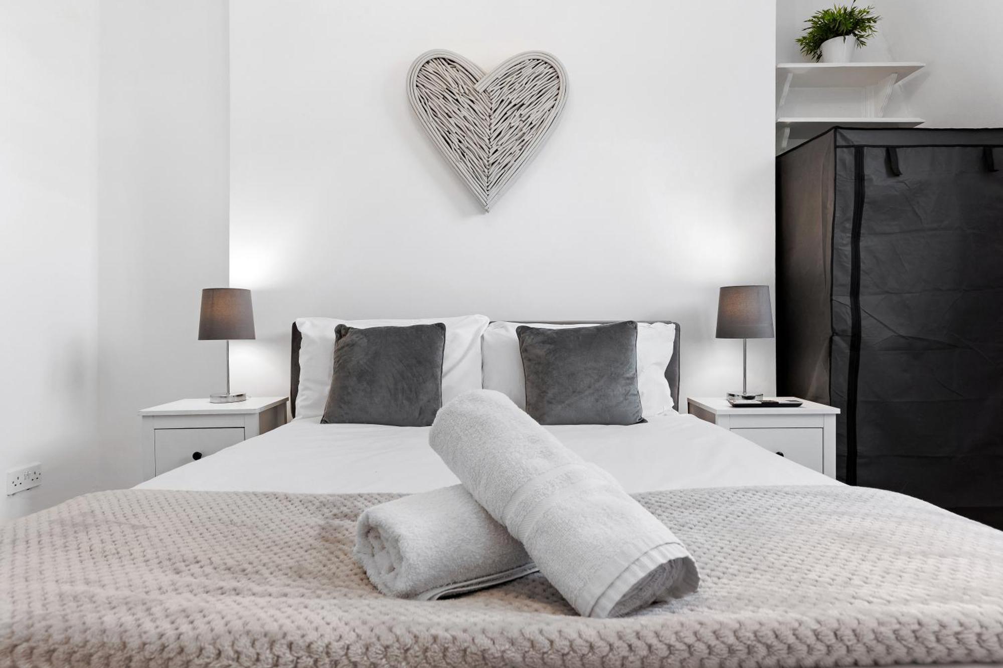 Newly Renovated Kensington 2 Bedroom Apartment With Balcony Near Harrods Sleeps 6, 2 Min Walk From Station London Exteriör bild
