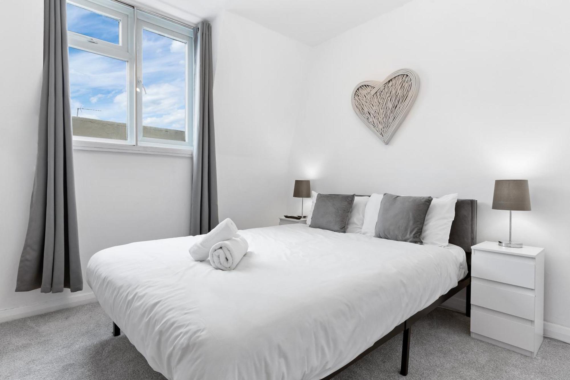 Newly Renovated Kensington 2 Bedroom Apartment With Balcony Near Harrods Sleeps 6, 2 Min Walk From Station London Exteriör bild