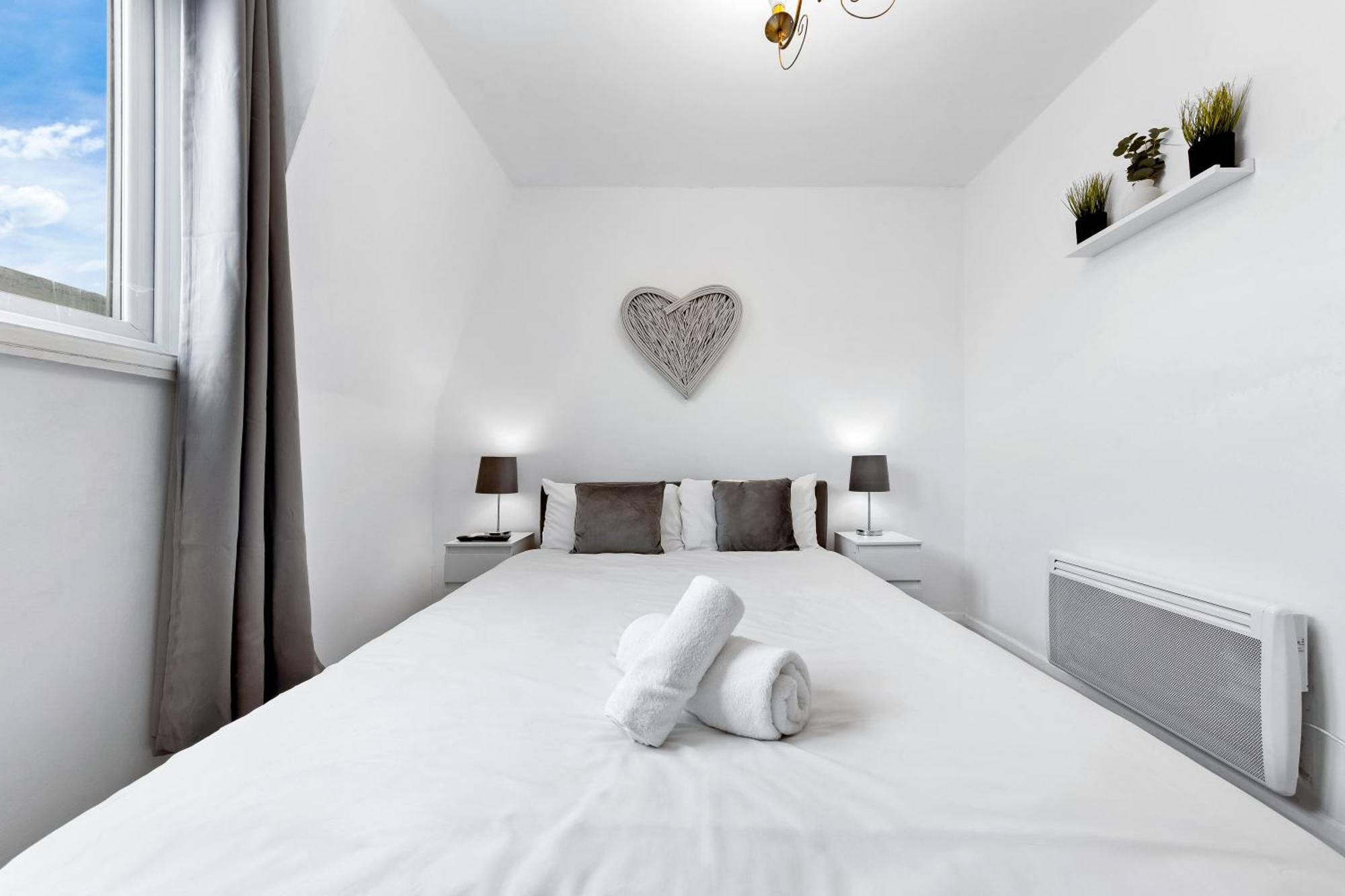 Newly Renovated Kensington 2 Bedroom Apartment With Balcony Near Harrods Sleeps 6, 2 Min Walk From Station London Exteriör bild
