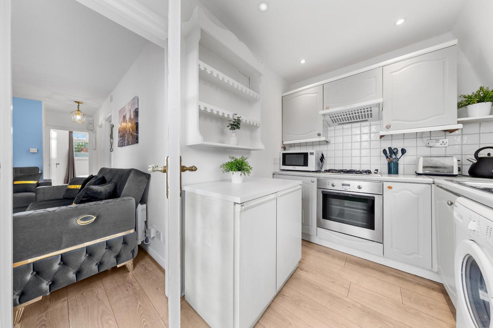 Newly Renovated Kensington 2 Bedroom Apartment With Balcony Near Harrods Sleeps 6, 2 Min Walk From Station London Exteriör bild