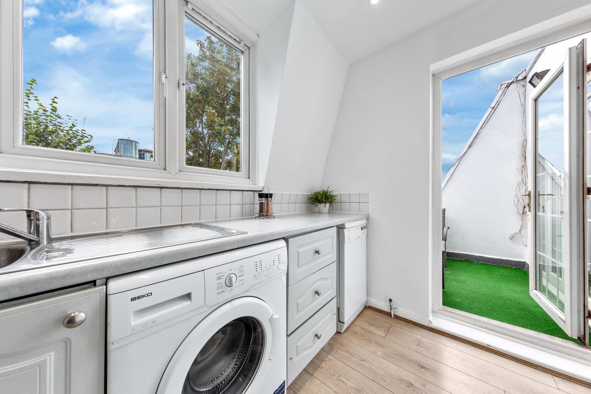 Newly Renovated Kensington 2 Bedroom Apartment With Balcony Near Harrods Sleeps 6, 2 Min Walk From Station London Exteriör bild