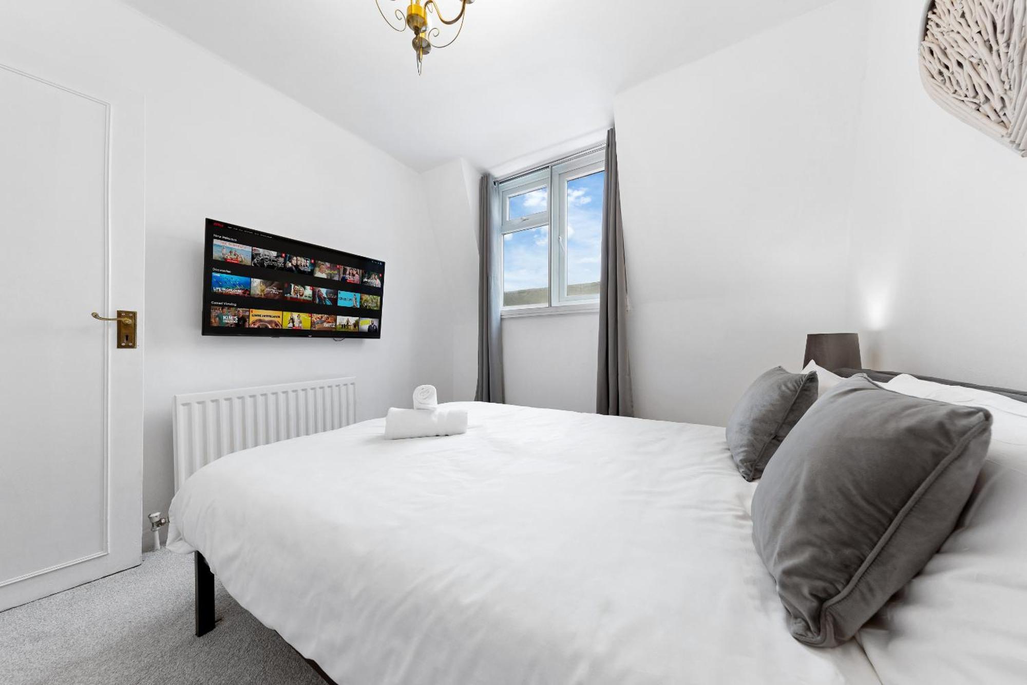 Newly Renovated Kensington 2 Bedroom Apartment With Balcony Near Harrods Sleeps 6, 2 Min Walk From Station London Exteriör bild