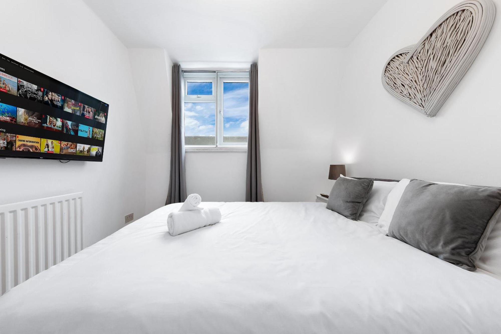 Newly Renovated Kensington 2 Bedroom Apartment With Balcony Near Harrods Sleeps 6, 2 Min Walk From Station London Exteriör bild