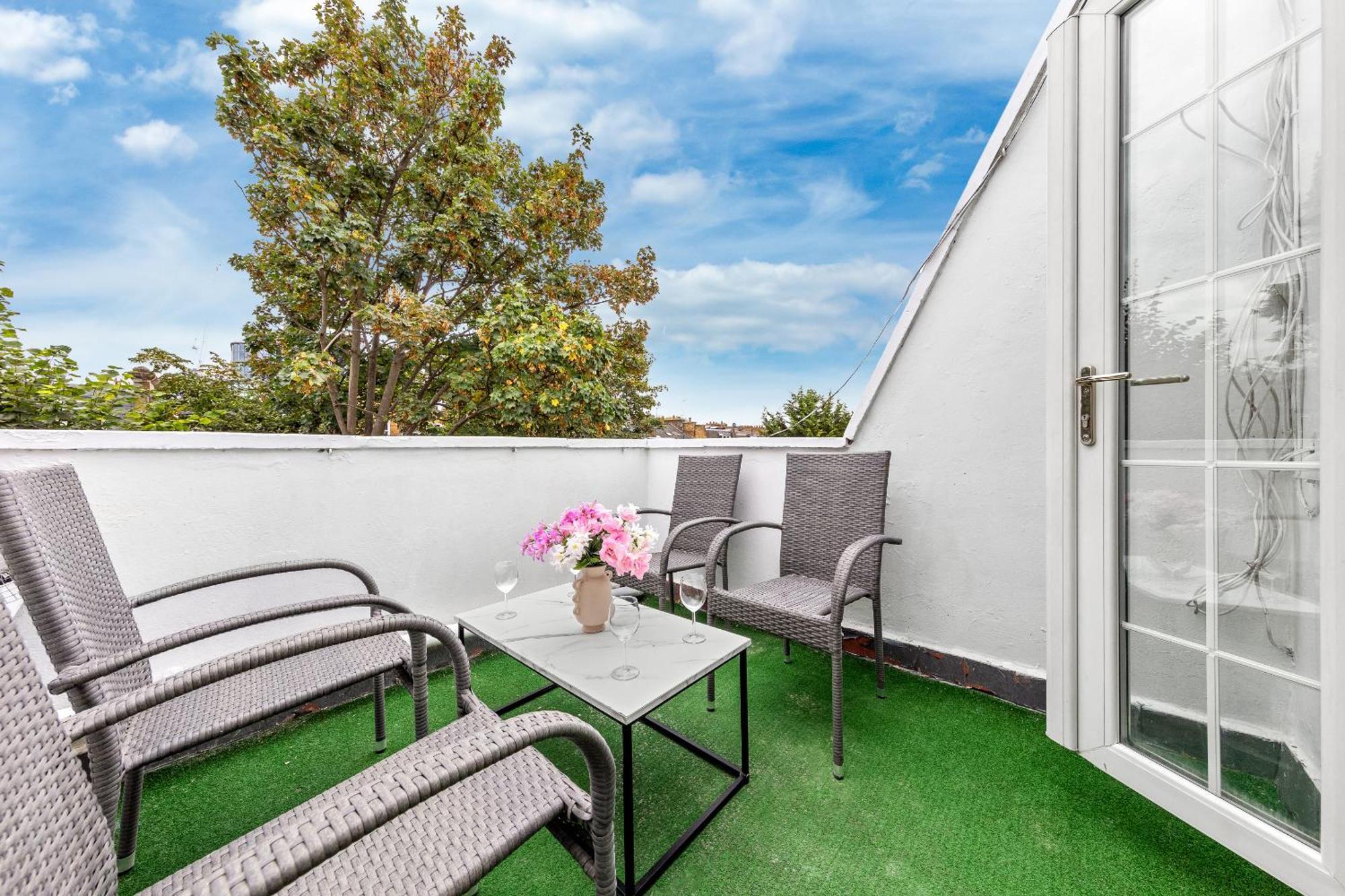 Newly Renovated Kensington 2 Bedroom Apartment With Balcony Near Harrods Sleeps 6, 2 Min Walk From Station London Exteriör bild