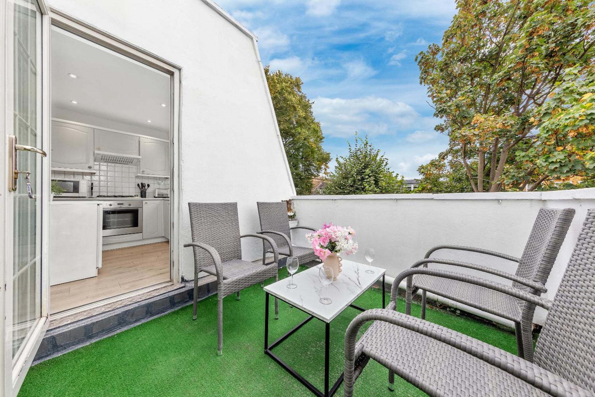 Newly Renovated Kensington 2 Bedroom Apartment With Balcony Near Harrods Sleeps 6, 2 Min Walk From Station London Exteriör bild