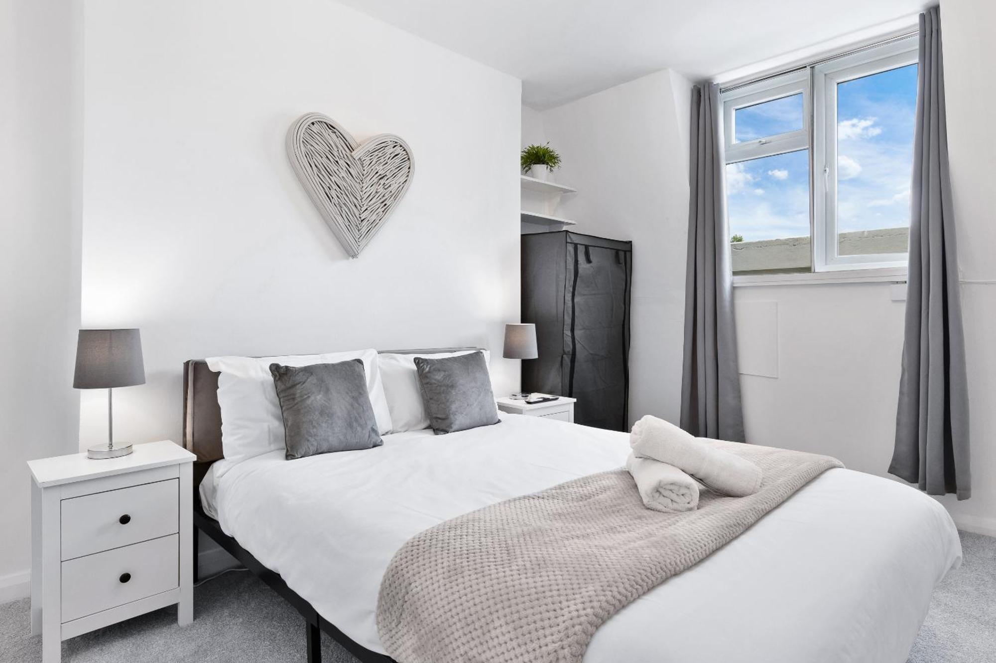Newly Renovated Kensington 2 Bedroom Apartment With Balcony Near Harrods Sleeps 6, 2 Min Walk From Station London Exteriör bild