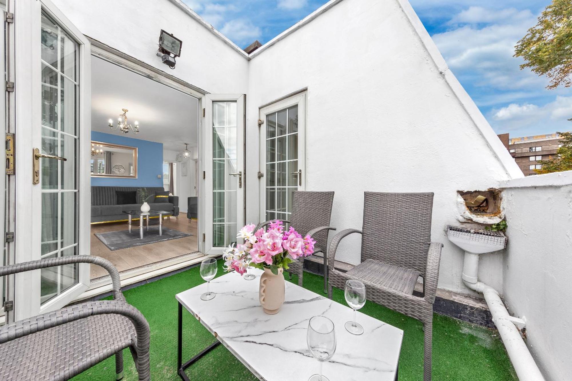Newly Renovated Kensington 2 Bedroom Apartment With Balcony Near Harrods Sleeps 6, 2 Min Walk From Station London Exteriör bild