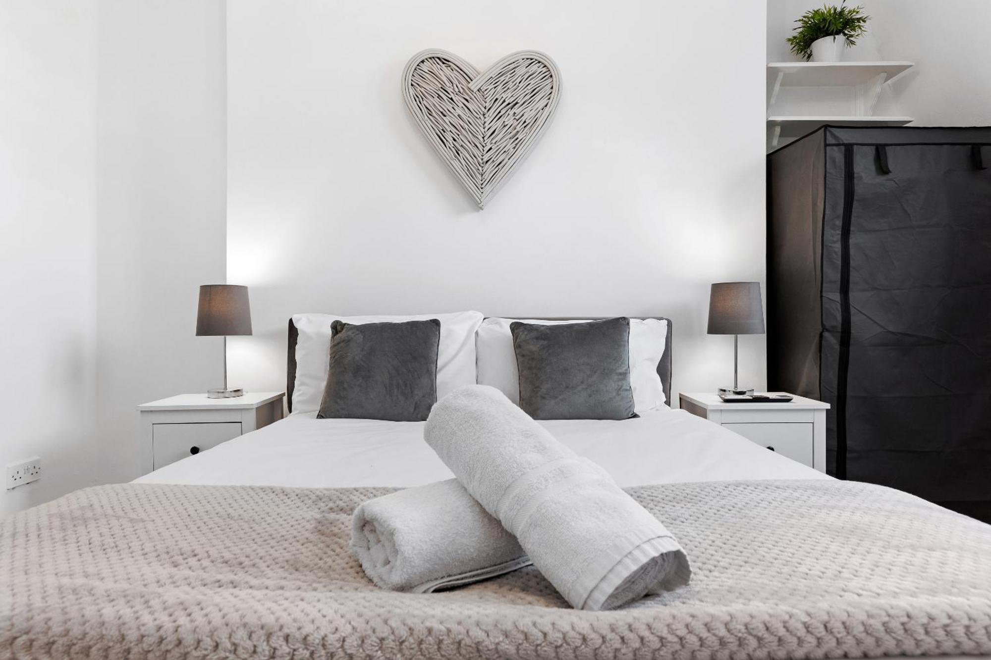Newly Renovated Kensington 2 Bedroom Apartment With Balcony Near Harrods Sleeps 6, 2 Min Walk From Station London Exteriör bild